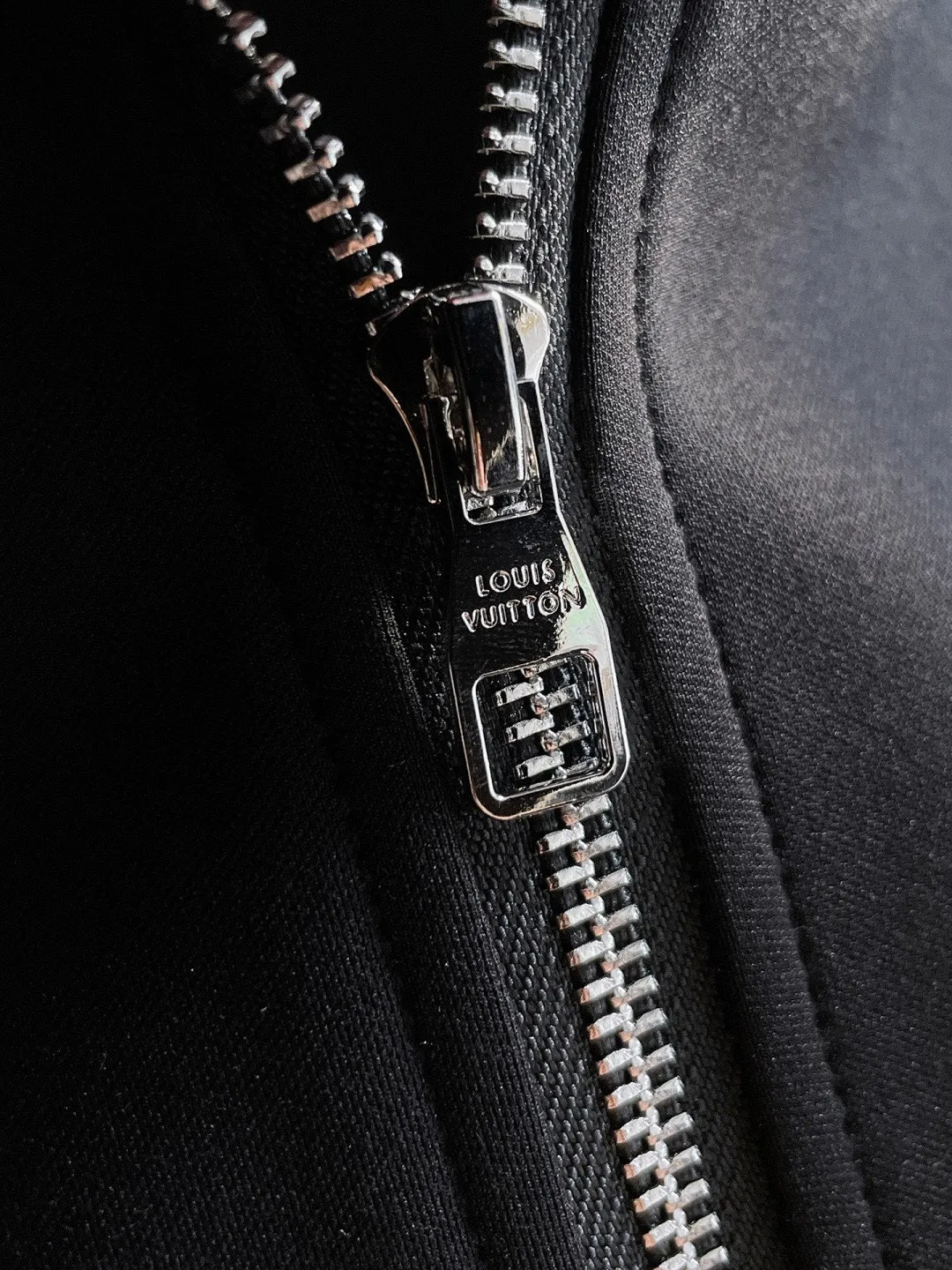 🅿️720 LV hot-selling suit is coming. Focus on the original version of the official website. 2025 new hot-selling cardigan suit. The original order is the best. 🇭🇰The meticulous work of top designers. It has a fitting and perfect upper body effect. All-natural high-quality Tencel Roman cotton 100%, close-fitting comfort, noble and elegant! Original hardware embodies elegance and nobility! Counter size: M-3XL (maximum wear up to 190 pounds)